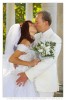 свадебное фото, прогулка в усадьбе Архангельское, репортажная свадебная фотография, жених целует невесту